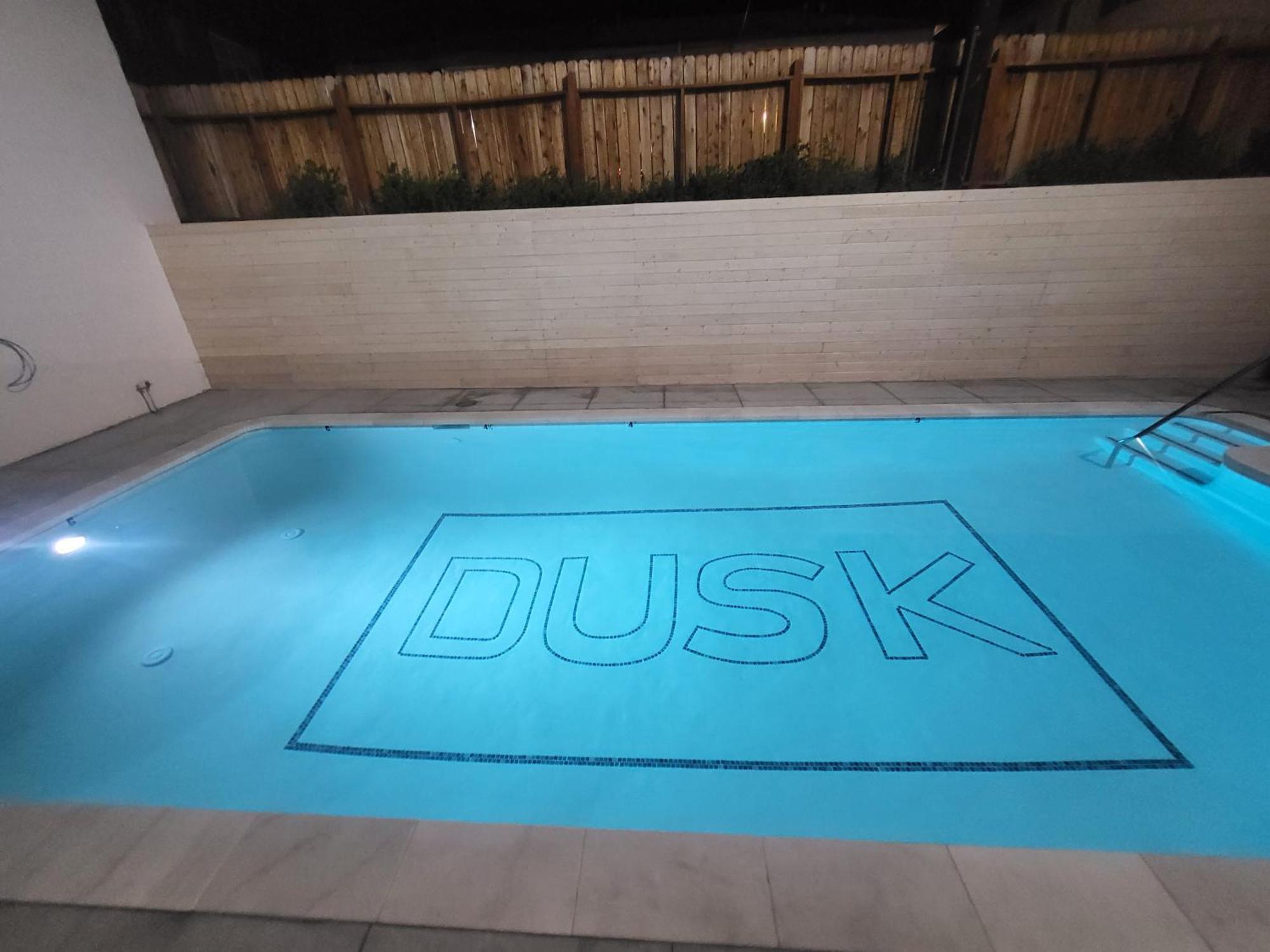 Dusk Hotel Hollywood Los Angeles Exterior photo
